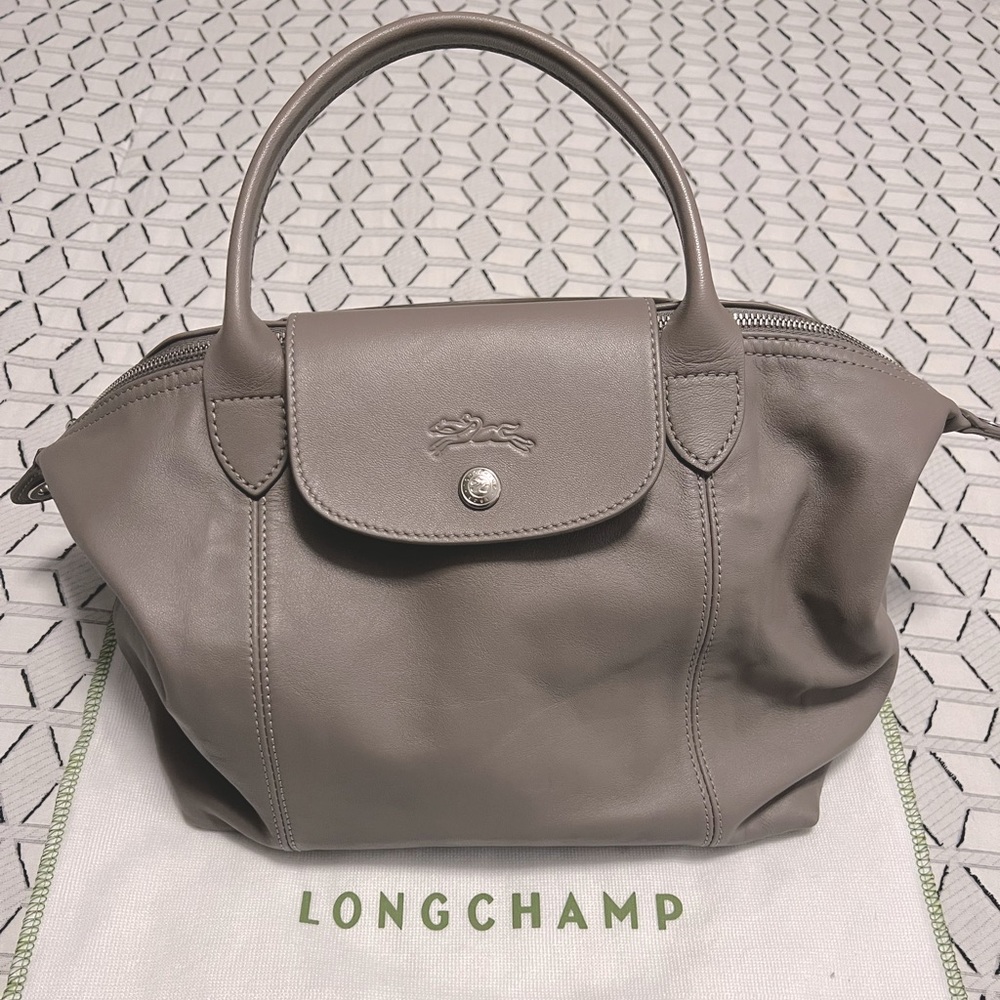 Like new, barely used all leather Longchamp bag!